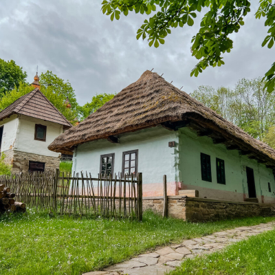 Obytný hospodársky dom pochádzajúci z obce Kalná Roztoka.