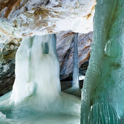 Ľadová výzdoba jaskyne vznikla zamŕzaním presakujúcich povrchových vôd.