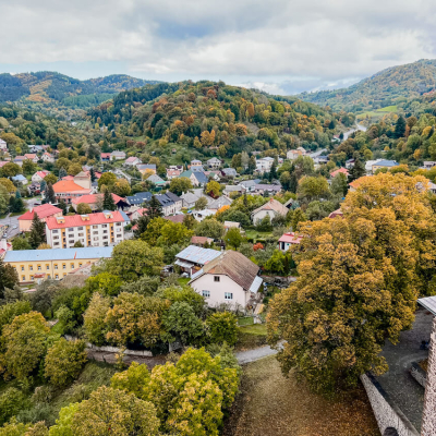 Krásny výhľad na okolité Kremnické vrchy.