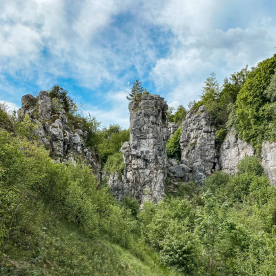 Kamenný raj tvoria skalné útvary pripomínajúce veže.