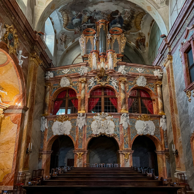 Prekrásny interiér Katedrály sv. Emeráma.